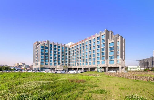 Seongsan Hotel | Discover Brown Suites Hotel and Resort: 4-Star Family Retreat