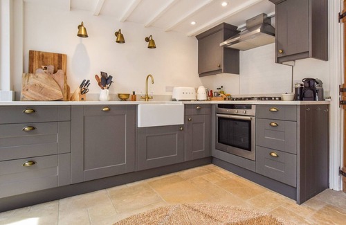 Charlbury Cottage | Inviting Browns Cottage - Perfect for Families with Breakfast