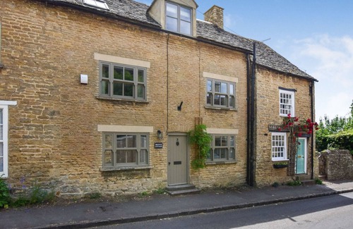 Charlbury Cottage | Inviting Browns Cottage - Perfect for Families with Breakfast