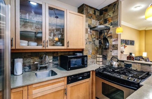 Gold Coast Apartment | Perfect Brownstone Retreat in Gold Coast - 10/10 Rated