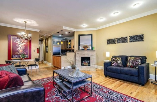 Gold Coast Apartment | Perfect Brownstone Retreat in Gold Coast - 10/10 Rated