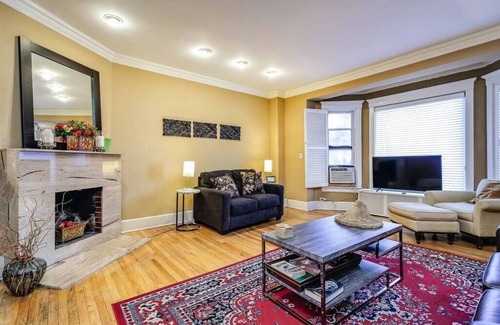 Gold Coast Apartment | Perfect Brownstone Retreat in Gold Coast - 10/10 Rated