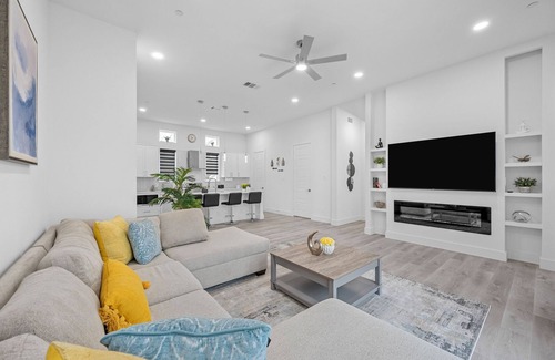 Dallas House | BRs w/Ensuite Baths l Pet-Friendly l Central Loc