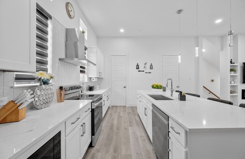 Dallas House | BRs w/Ensuite Baths l Pet-Friendly l Central Loc