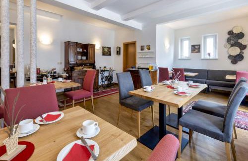 Pottenstein House | Welcoming Bruckmayers Gästehaus: Family-Friendly Retreat