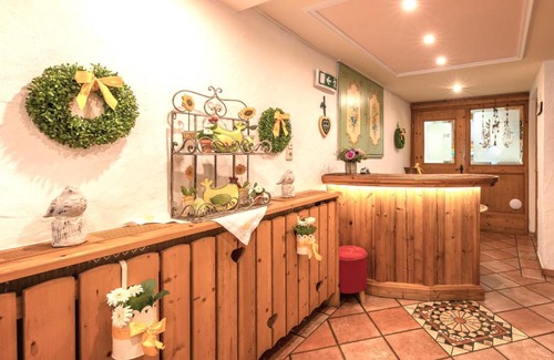 Medraz House | Explore Bruggerhof: Pet-Friendly Retreat with High Ratings