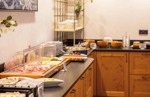 Medraz House | Explore Bruggerhof: Pet-Friendly Retreat with High Ratings