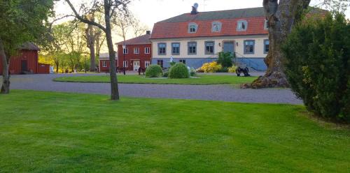 Skara Municipality Hotel | Cozy Brunsbo G:a Biskopsgård Hotell: Family-Friendly Retreat