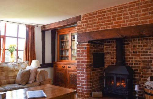 Diss House | Discover Brushmaker Cottage: Pet & Child Friendly Retreat!