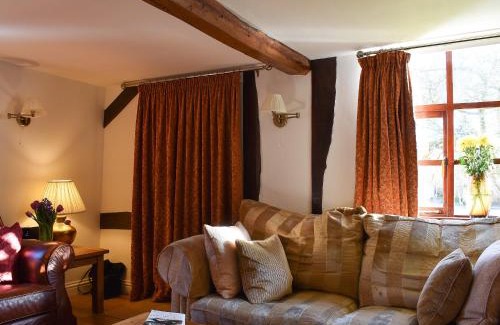Diss House | Discover Brushmaker Cottage: Pet & Child Friendly Retreat!