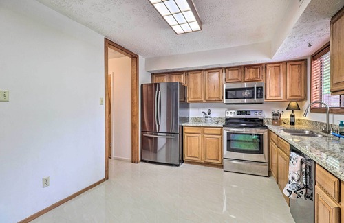 Briarcrest Estates House | Lovely Bryan Home with Deck & Yard, Near Texas A&M!