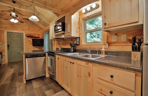 Lookout Valley Neighborhood Association Apartment | Relaxing Getaway at Bryce Cabin with Spa & Pet-Friendly Perks