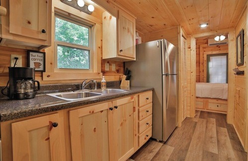 Lookout Valley Neighborhood Association Apartment | Relaxing Getaway at Bryce Cabin with Spa & Pet-Friendly Perks