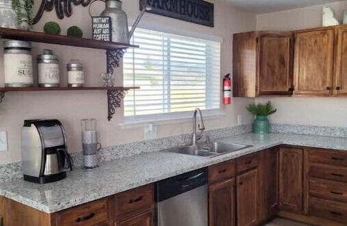 Panguitch Cottage | Enchanting Bryce Canyon Cottage: Rated 9.8 with Spa & Kitchen