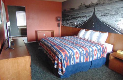 Bryce Canyon Cabin | Discover Bryce Canyon Resort: Pet-Friendly with Pool & Views