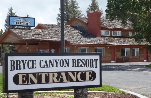 Bryce Canyon Cabin | Discover Bryce Canyon Resort: Pet-Friendly with Pool & Views
