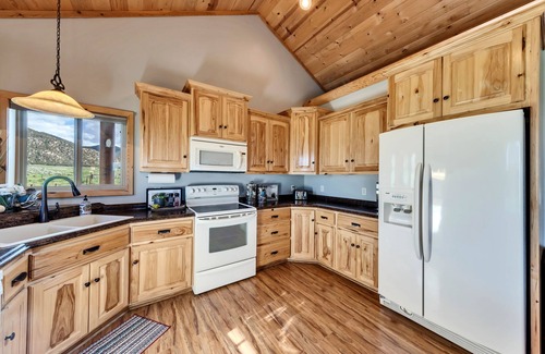 Panguitch Cabin | Unforgettable Bryce Canyon Retreat with Breathtaking Views