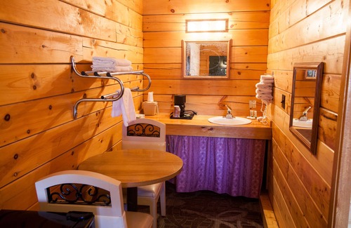Panguitch Hotel | Cozy Bryce Gateway Inn Cabins with Family-Friendly Amenities
