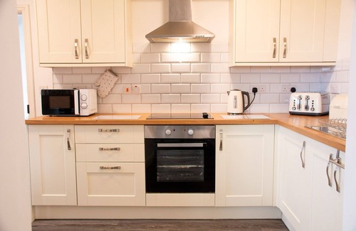 Dinas Cottage | Bryn Bethel - sleeps 6 guests in 3 bedrooms