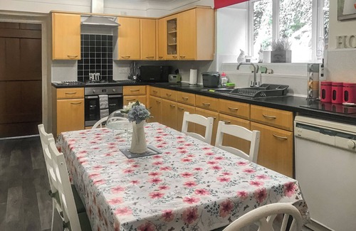 Rhos on Sea Cottage | Cozy 4 Bedroom Retreat in Rhos-on-Sea with Ocean Views