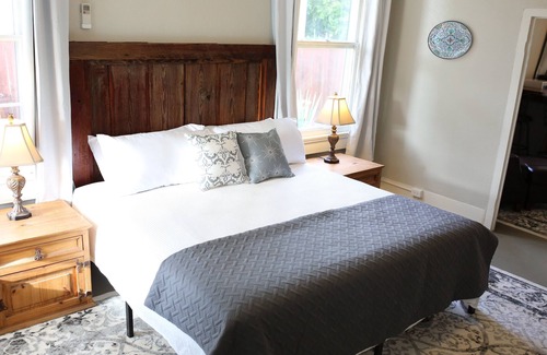 Belton Bed & Breakfast | Beautiful Bryn Oaks Bed and Breakfast with Spa & Dining