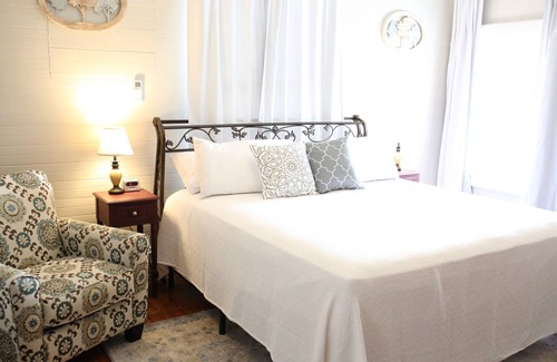 Belton Bed & Breakfast | Beautiful Bryn Oaks Bed and Breakfast with Spa & Dining