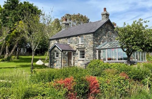 Dinas House | Discover Bryncynan Fawr Farmhouse: 4-Star Family Retreat