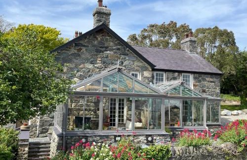 Dinas House | Discover Bryncynan Fawr Farmhouse: 4-Star Family Retreat