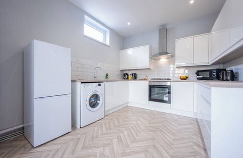 Newport House | Discover Brynglas House with Family-Friendly Amenities