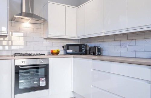 Newport House | Discover Brynglas House with Family-Friendly Amenities