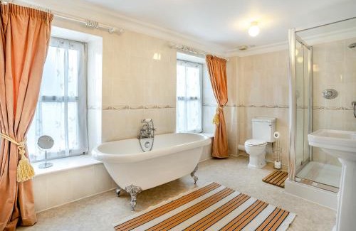 Felinfach House | Relax at Brynog Mansion Apartment with Hot Tub & Pet-Friendly