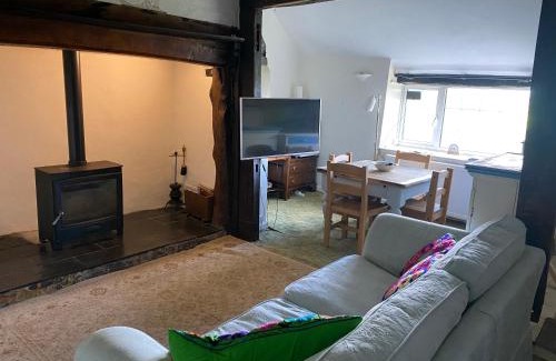 Welshpool Apartment | Pet-Friendly Bryntirion Farmhouse Rooms with Private Bathrooms