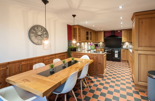 Ystradgynlais Cottage | Discover Brynygroes Cottage: Oceanfront Retreat with Spa