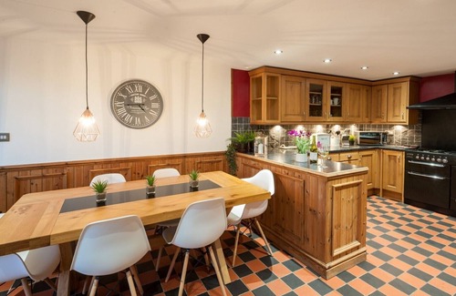 Ystradgynlais Cottage | Discover Brynygroes Cottage: Oceanfront Retreat with Spa
