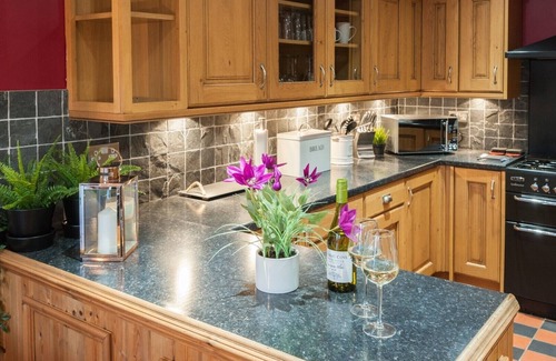 Ystradgynlais Cottage | Discover Brynygroes Cottage: Oceanfront Retreat with Spa