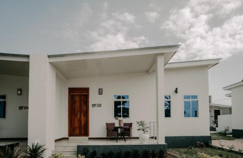 Tunguu Apartment | Cozy BT Seaside Cottages: Oceanfront Stay with Pool Access