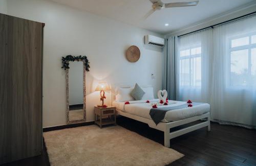 Tunguu Apartment | Cozy BT Seaside Cottages: Oceanfront Stay with Pool Access