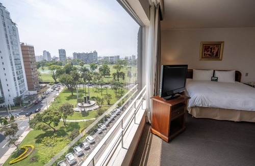 Sector 1 Hotel | Comfortable BTH Hotel Lima Golf with Spa and Family Amenities