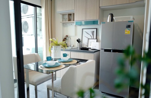 Khlong Toei Condo | Modern Mono-Studio at BTS On Nut with Pool Access