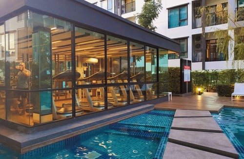 Khlong Toei Condo | Modern Mono-Studio at BTS On Nut with Pool Access