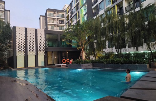 Khlong Toei Condo | Modern Mono-Studio at BTS On Nut with Pool Access