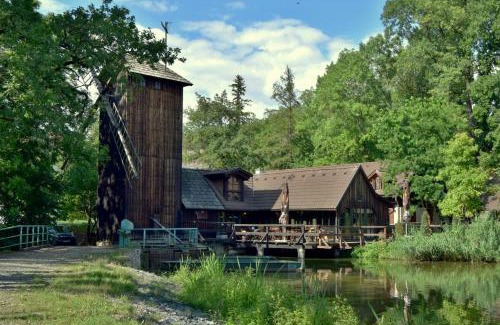 Rozdalovice House | Idyllic Bučický mlýn: Pet-Friendly Retreat with Kitchen