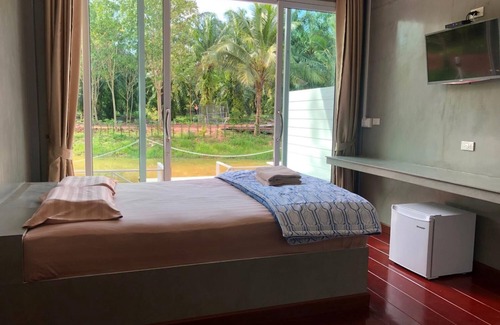 Pak Khlong Hotel | Cozy Bua Villa with Restaurant and Family-Friendly Amenities