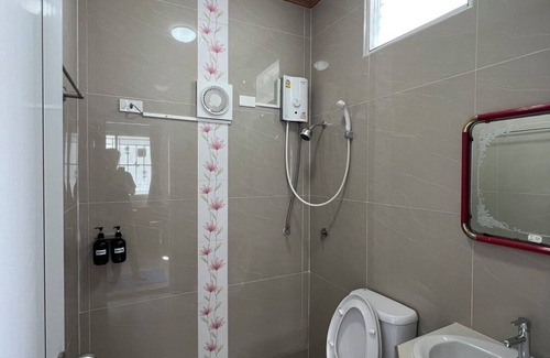 Ang Thong Hotel | Discover Comfort at Bualuang Angthong Hotel with Breakfast