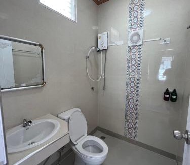 Ang Thong Hotel | Budget-Friendly Bualuang Hotel: Pet & Child Friendly Stay