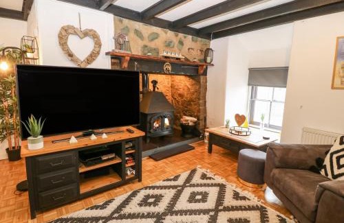 Llanrug House | Inviting Buarthau Cottage: Top-Rated, Family & Pet Friendly