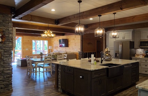 Eatonton Apartment | Top-Rated Bubba's Lodge with Lake View & Family Amenities