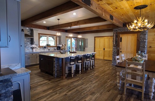 Eatonton Apartment | Top-Rated Bubba's Lodge with Lake View & Family Amenities