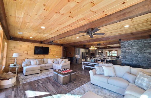 Eatonton Apartment | Top-Rated Bubba's Lodge with Lake View & Family Amenities