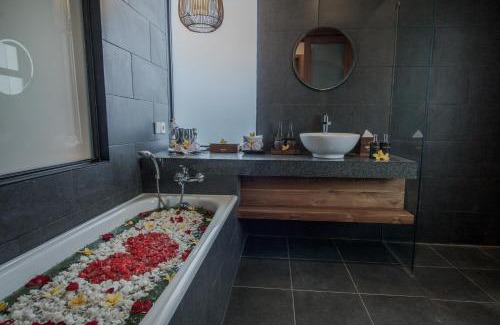 Andong Hotel | Tranquil Bubu Suite by Prasi with Ocean View and Pool